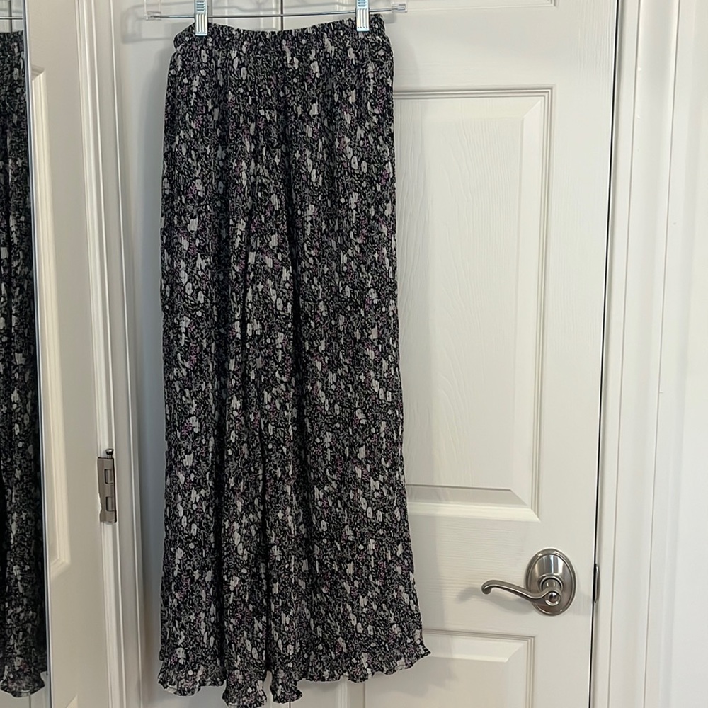 (New with tags, never worn!) Super cute wide leg flowy floral print pants, lined